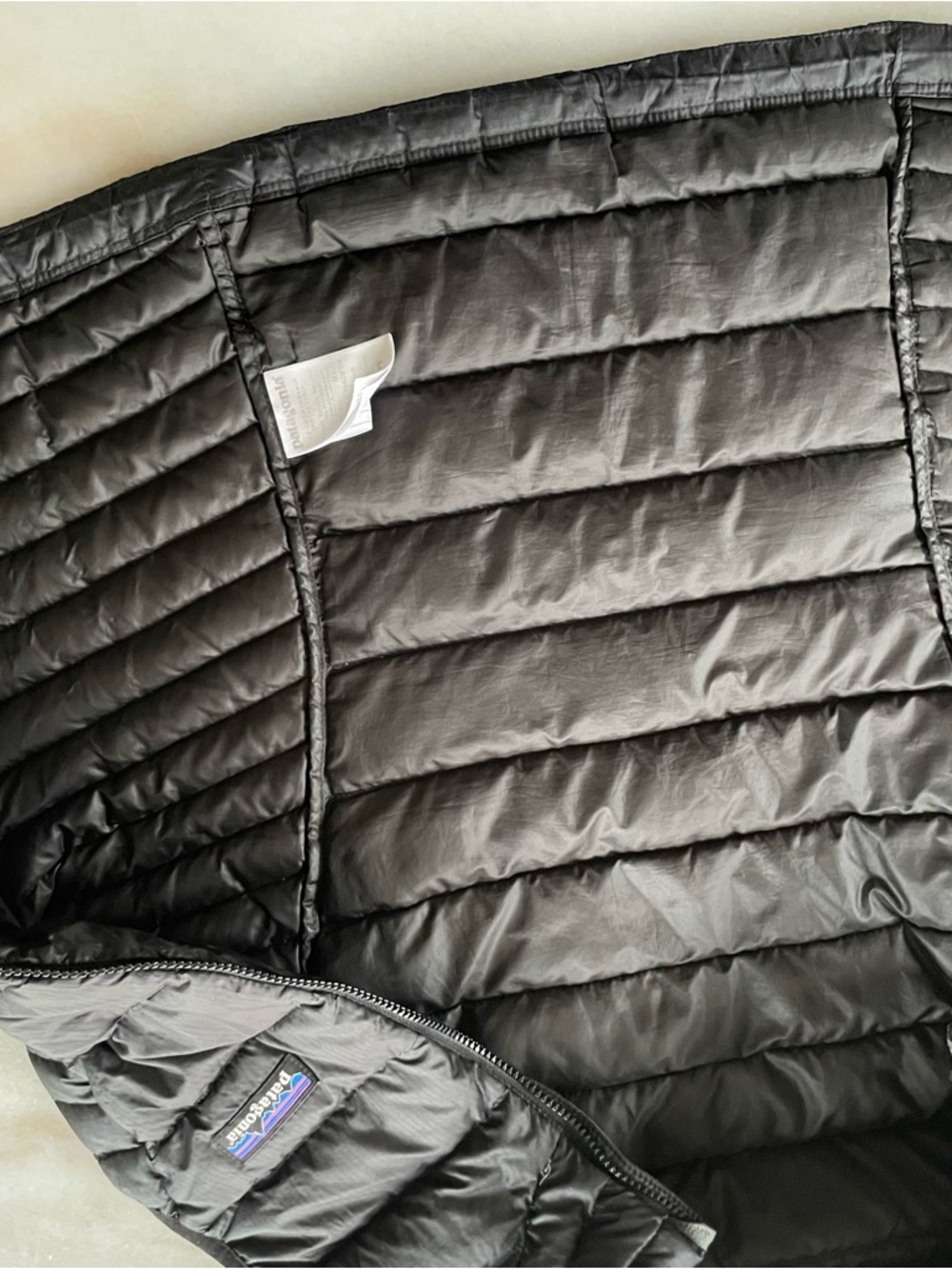 Patagonia Women's Black Down Puffer Vest size XS - Picture 4 of 4